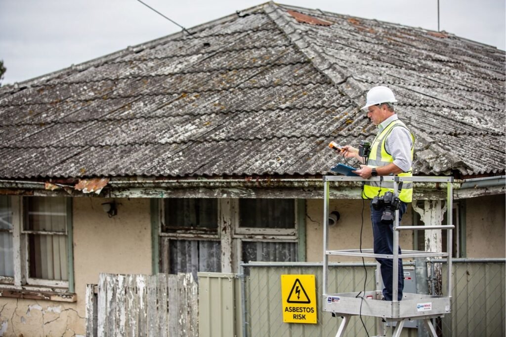 maison avec un toit en amiante