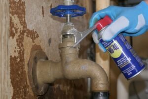 Dégripper un robinet d'arrivée d'eau méthode efficace