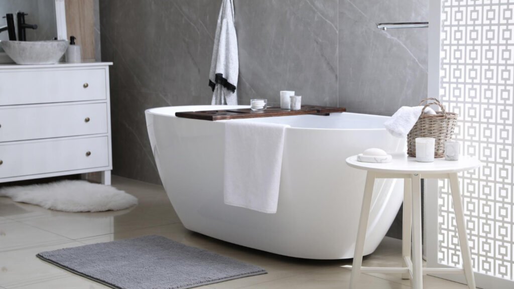 Tapis de bain : l’accessoire déco qui change l’ambiance de la salle de bains
